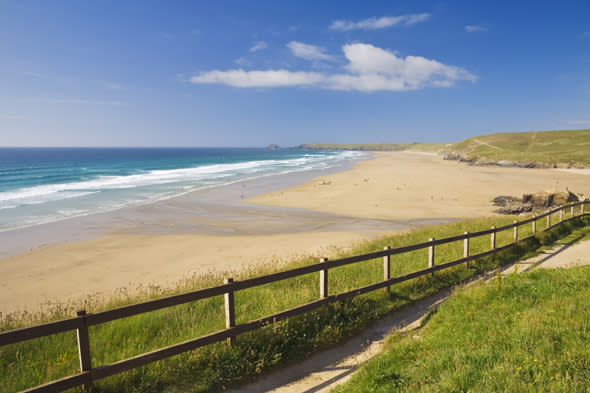 Holidaymakers and surfers on Perranporth beach, Cornwall, England, GB, UK, EU, Europe