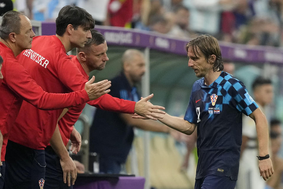 El volante croata Luka Modric tras ser sustituido en la derrota 3-0 ante Argentina en la semifinal de la Copa Mundial, el martes 13 de diciembre de 2022, en Lusail, Qatar. (AP Foto/Martin Meissner)