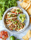 <p>On marie des cuisses de poulet avec nos crudités favorites pour des tacos rafraîchissants. </p><p>Découvrir la recette <a href="https://damndelicious.net/2019/08/06/easy-chicken-tacos/" rel="nofollow noopener" target="_blank" data-ylk="slk:ici;elm:context_link;itc:0;sec:content-canvas" class="link ">ici</a></p><br>