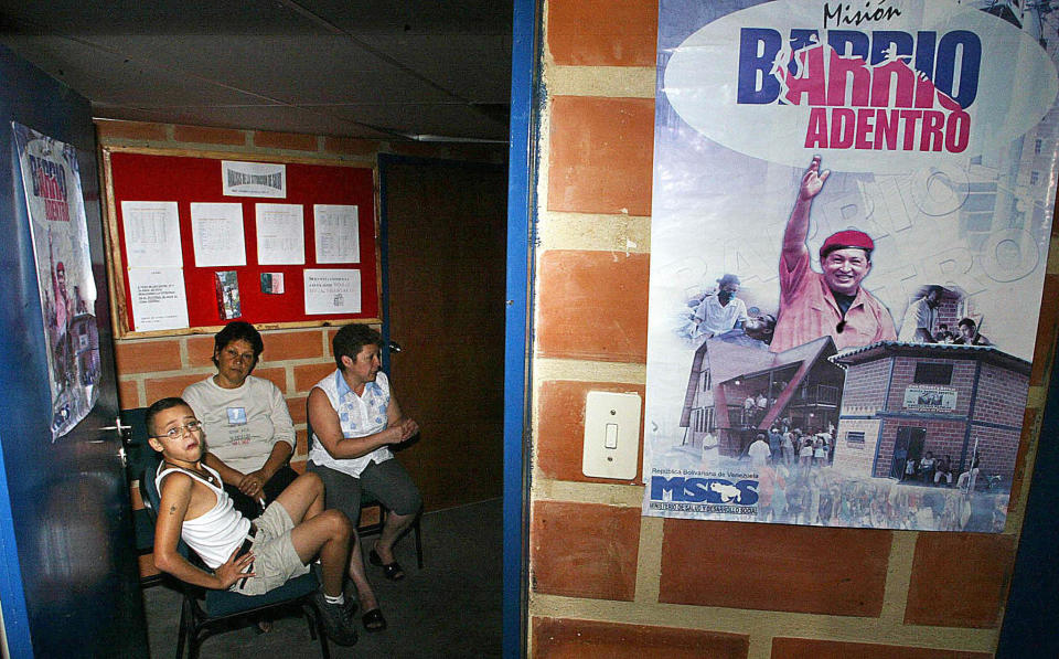 En Venezuela los médicos cubanos instalaron la misión Barrio Adentro, tras la firma del acuerdo entre Hugo Chávez y Fidel Castro en el año 2000. Desde allí Cuba entendió lo lucrativo de este modelo de negocios (Foto: Andrew Álvarez/AFP)