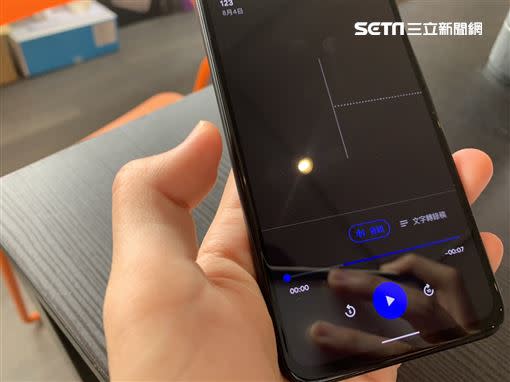 錄下語音可以直接轉成文字檔案，不過目前僅支援英文。 （圖／記者谷庭攝）