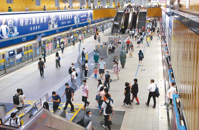 本土新冠肺炎疫情從5月升溫，導致台北捷運搭乘人次狂跌，廣告等業外收入也大減。（本報資料照片）