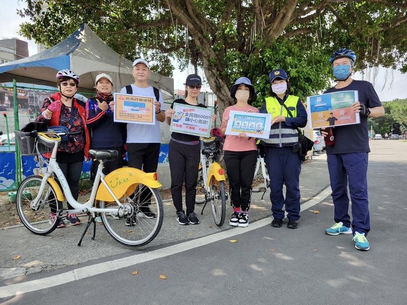 北市保大上午在大稻程碼頭設置機動派出所，宣導民眾「456識詐小眉角」。（保大提供）