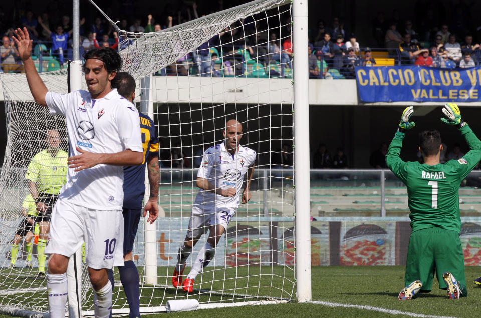 Fiorentina's Borja Valero, center, of Spain, celebrates after scoring during a Serie A soccer match against Hellas Verona at Bentegodi stadium in Verona, Italy, Sunday, April 13, 2014. (AP Photo/Felice Calabro')