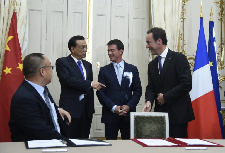 Airbus' President Fabrice Bregier (R) speaks with French Prime Minister Manuel Valls (2nd R) and Chinese Prime Minister Li Keqiang (2nd L) at the Hotel Matignon, on June 30, 2015 in Paris