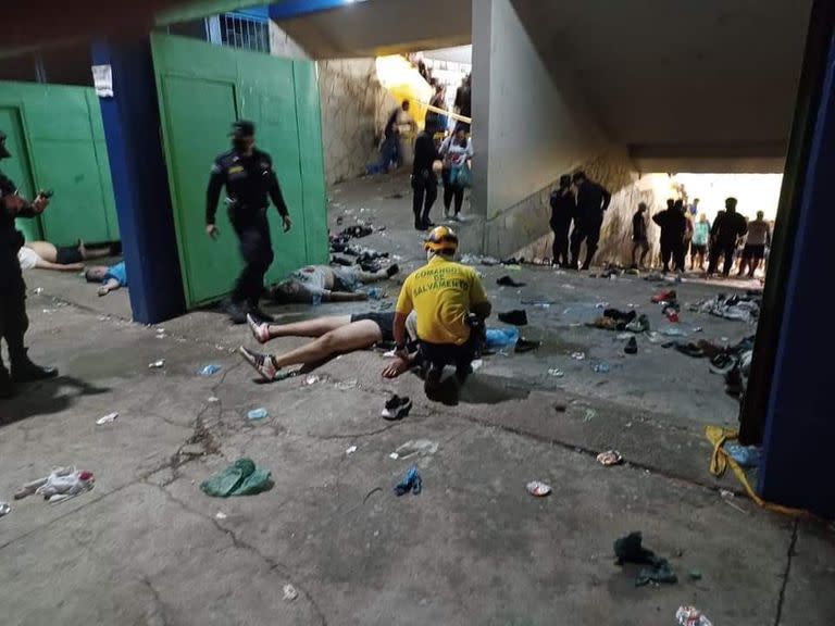 Las personas fallecidas en las entradas del estadio estadio en El Salvador