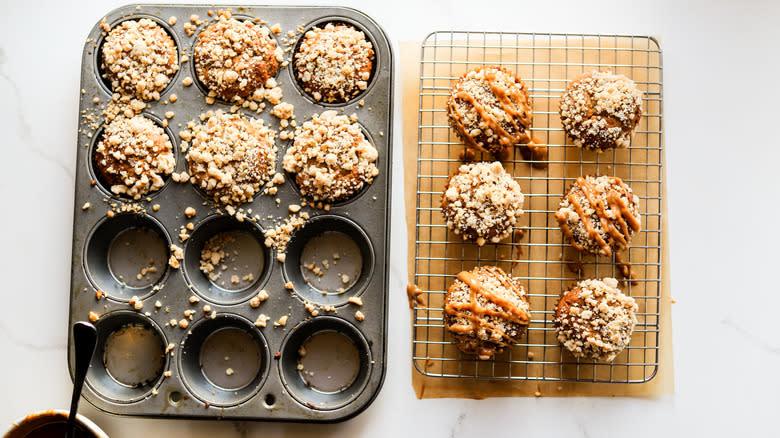 Cooled muffins with peanut drizzle