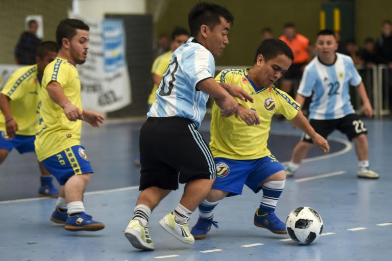 Le Colombien Juan David Traslavina (droite) face à l'Argentin Facundo Rojas lors d'un match de football de la Copa America pour les nains au Ferro Carril Oeste Club à Buenos Aires, le 25 octobre 2018