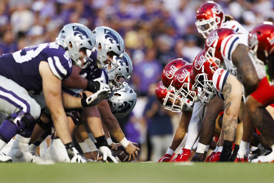 MANHATTAN, KANSAS - SEPTEMBER 13: Kansas State Wildcats-aanval en Arizona Wildcats-verdediging op de scrimmage voordat een extra punt wordt geprobeerd tijdens de wedstrijd in het Bill Snyder Family Football Stadium op 13 september 2024 in Manhattan, Kansas. (Foto door Ric Tapia/Getty Images)