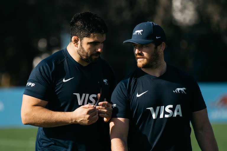 Nahuel Tetaz Chaparro junto al capitán de los Pumas, Julián Montoya