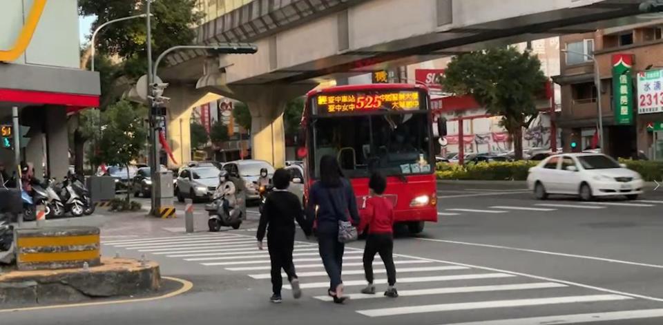 台中市政府密集進行公車有無禮讓行人稽查，七輛公車未停讓行人，依契約規定處分。（記者徐義雄攝）