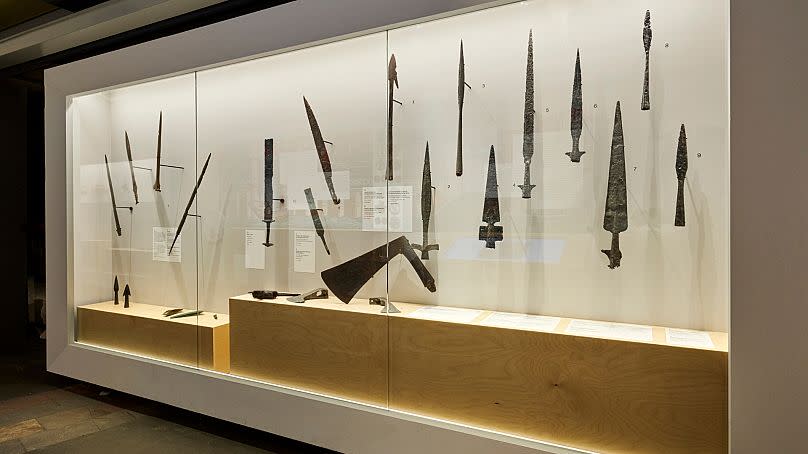 Weapons from the Bronze Age and Middle Ages on display at the exhibition "Dans La Seine".