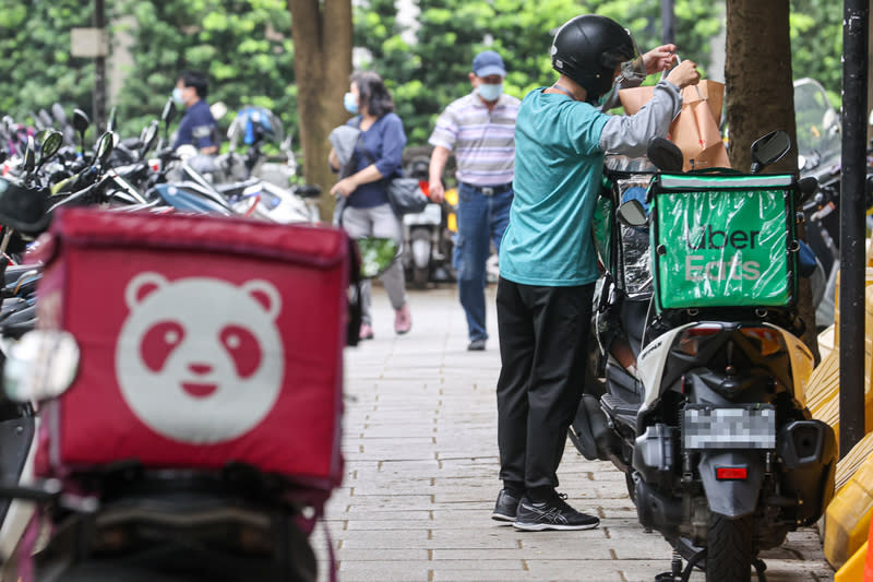 Uber Eats今天宣布將併購foodpanda台灣外送事業，外送產業工會表示，最主要怕報酬部分受到影響、砍工資，目前最關切的議題是外送員去留，希望Uber Eats完全接收foodpanda外送員。（中央社資料照）