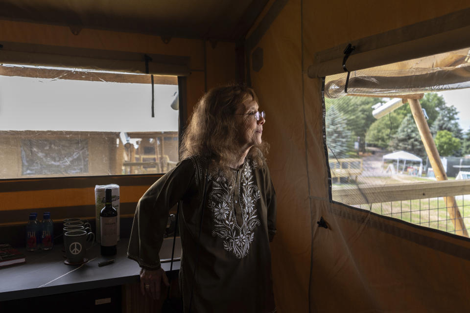 Ellen Shelburne contempla el Centro para las Artes Bethel Woods, sede de la Feria de Arte y Música de Woodstock, desde su tienda de campaña, el viernes 14 de junio de 2024, en Bethel, Nueva York. (Foto AP/Julia Nikhinson)