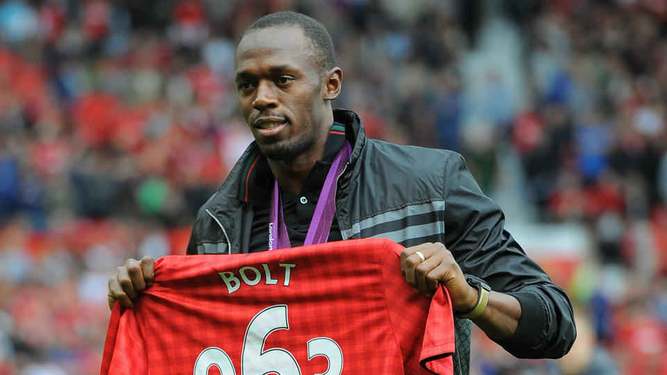 Usain Bolt posando con la camiseta del Manchester United para celebrar el oro olímpico en Londres 2012. Foto: Omnisport.