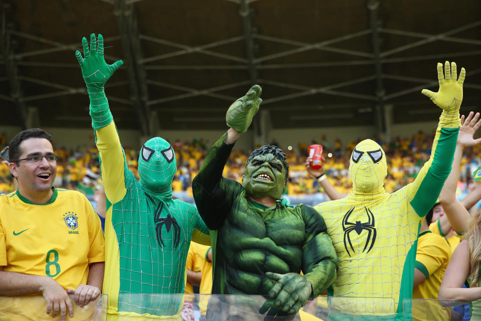 Der Name des brasilianischen Stürmerstars Hulk, gebürtig Givanildo Vieira de Souza, war für die Fußball-Fans der Nationalmannschaft eine regelrechte Steilvorlage. Ein Anhänger schmiss sich in das Kostüm des Marvel-Actionhelden, zwei andere machen kurzerhand auf brasilianische Spidermans.