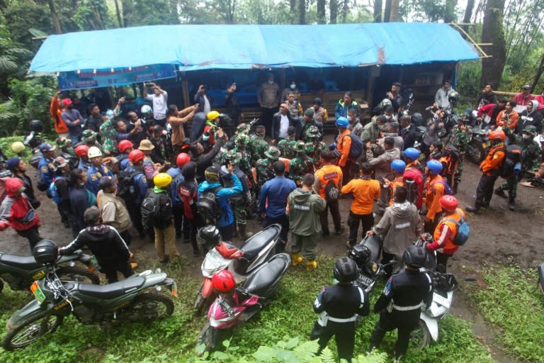 Des secouristes se préparent à une opération de recherches après l'éruption du volcan Marani en Indonésie, près du village de Batu Palano le 4 décembre 2023 (AFP - ADI PRIMA)