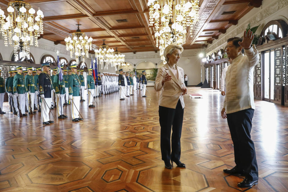 Philippine President Ferdinand Marcos Jr., right, talks to European Commission President Ursula von der Leyen, left, during the arrival ceremony at the Malacanang presidential palace in Manila, Philippines, Monday, July 31, 2023. (Rolex dela Pena/Pool Photo via AP)