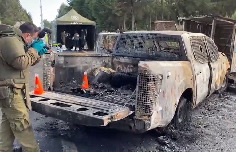 El patrullero de Carabineros incendiado con tres policías adentro