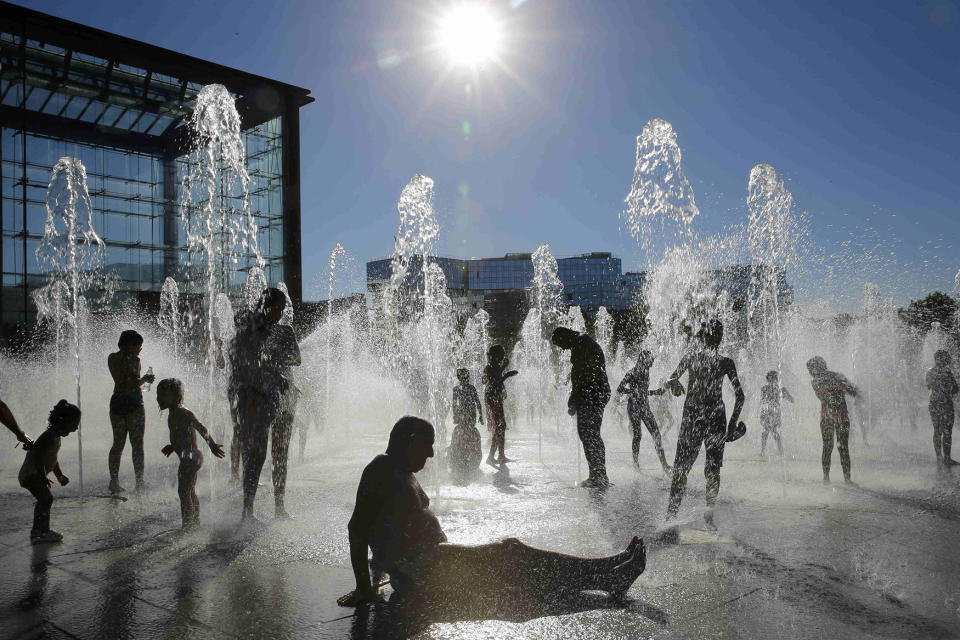 <p>People are seen in silhouette as they cool off in water fountains in a park as hot summer temperatures hit Paris, France, Aug. 24, 2016.(Photo: Pascal Rossignol/Reuters) </p>