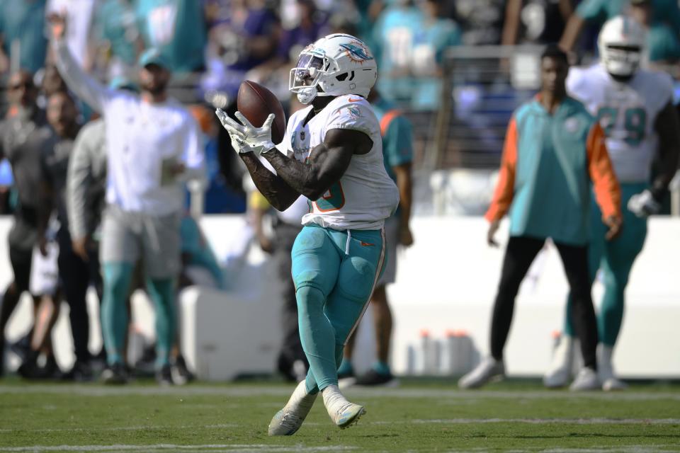 Dolphins receiver Tyreek Hill catches a touchdown pass against the Ravens in Baltimore last Sunday.