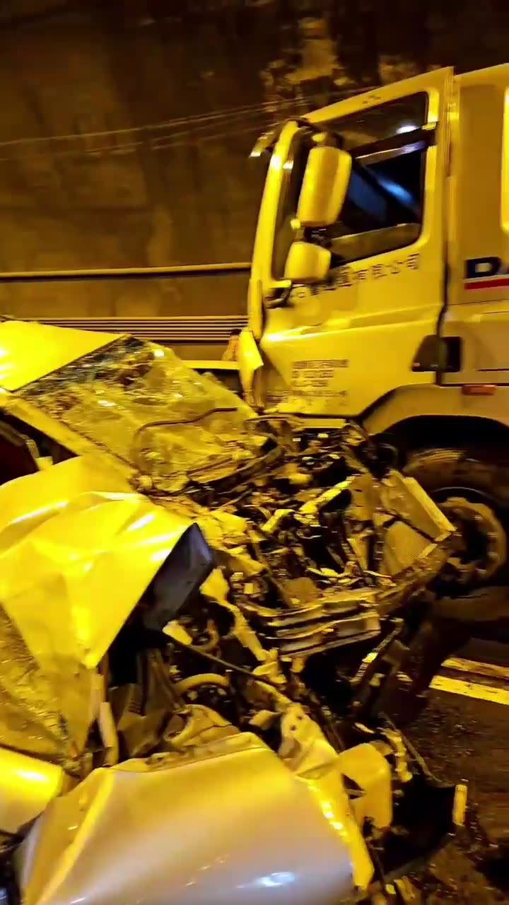  宜蘭縣新澳隧道驚傳連環車禍，有重機騎士被捲入車底。（圖／用路天使提供）