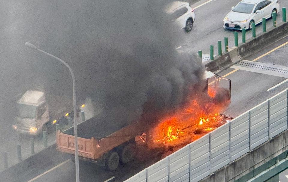 砂石車車頭起火燃燒冒出大量濃煙。（圖／民眾提供）