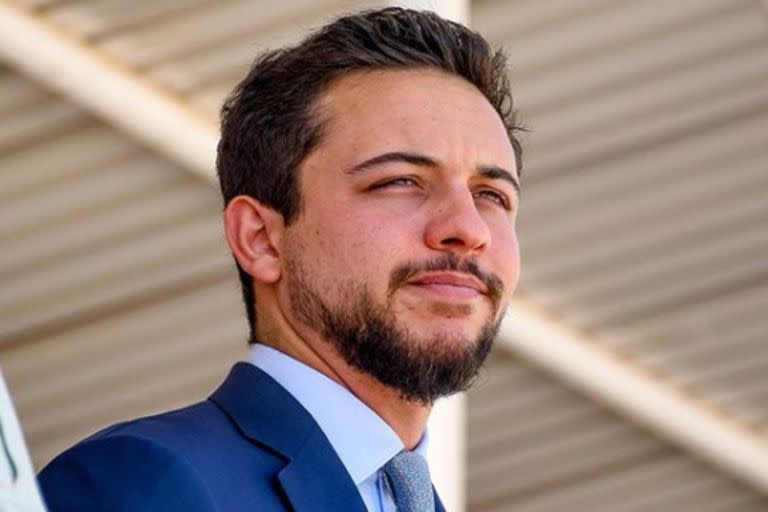 El príncipe Al Hussein bin Abdullah es el heredero del trono de Jordania. Su familia cuenta con un patrimonio de 750 millones de dólares. Tiene 26 años, estudió historia en Estados Unidos y además de sus compromisos reales, dirige su propia fundación para potenciar a los más jóvenes