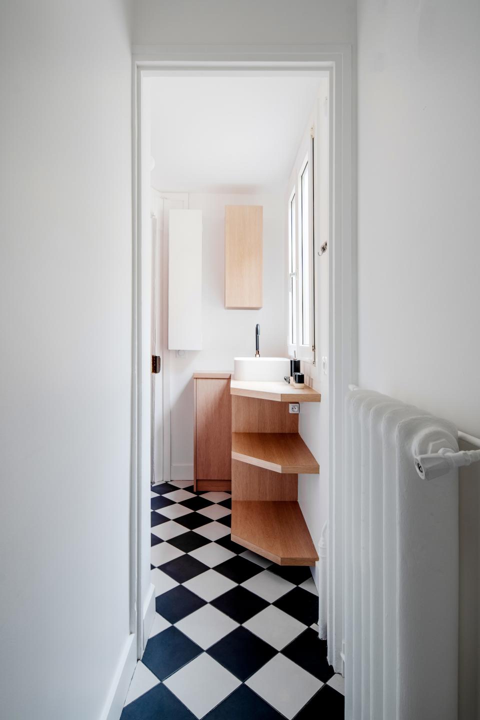 The Hoch team chose a classic black and white tiling (aka "damier") that is popular in old Parisian kitchens. This was a constant idea throughout the space: a nod to an old classic, but refreshed.