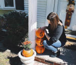 <p>¿Utilizar calabazas para pintar en ellas el número de tu casa? ¡Qué buena idea! También puedes hacer como Theresa Marie y reconvertirlas en macetas. (Foto: Instagram / <a rel="nofollow noopener" href="https://www.instagram.com/p/BZ8_00MBV7v/" target="_blank" data-ylk="slk:@theresamariedaily;elm:context_link;itc:0;sec:content-canvas" class="link ">@theresamariedaily</a>). </p>