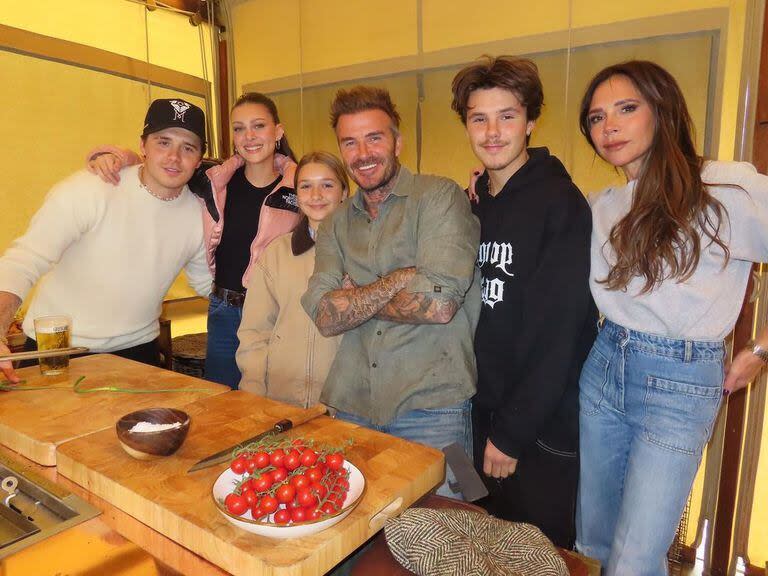 Brooklyn Beckham junto a su esposa Nicola Peltz, su hermana Harper, David Beckham, Cruz y Victoria (Foto: Instagram @brooklynpeltzbeckham)