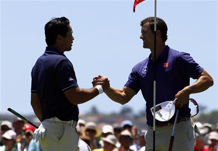 Australia's Adam Scott (R) shakes hands with playing partner and fellow countryman Jason Day after they finished their first rounds of the Australian Open golf tournament at Royal Sydney Golf Club November 28, 2013. U.S. Masters champion Scott confirmed his remarkable form by carding a course record 10-under-par 62 in the first round of the Australian Open on Thursday. REUTERS/David Gray