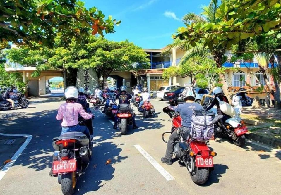 大型重機車友成群入住墾丁天鵝湖飯店壯觀場面。   圖：墾丁天鵝湖飯店提供