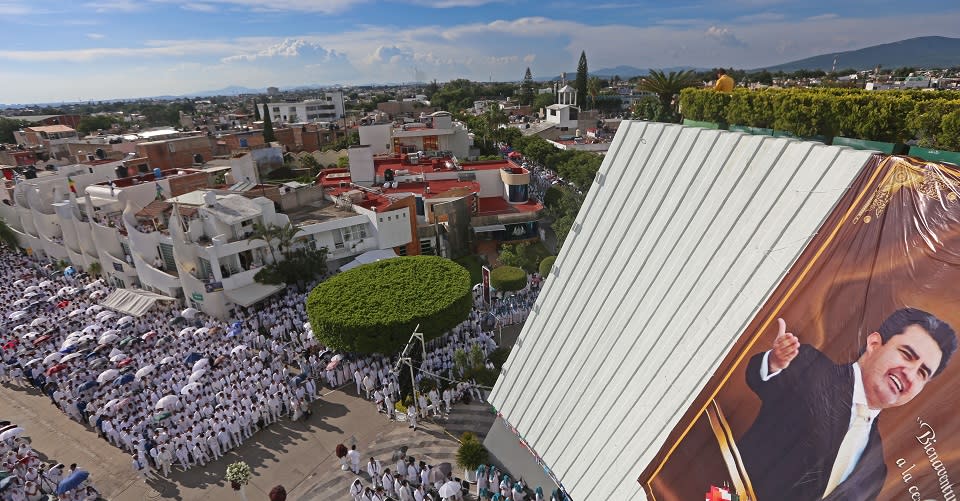 Fieles llegando a la sede de la Hermosa Provincia en Guadalajara