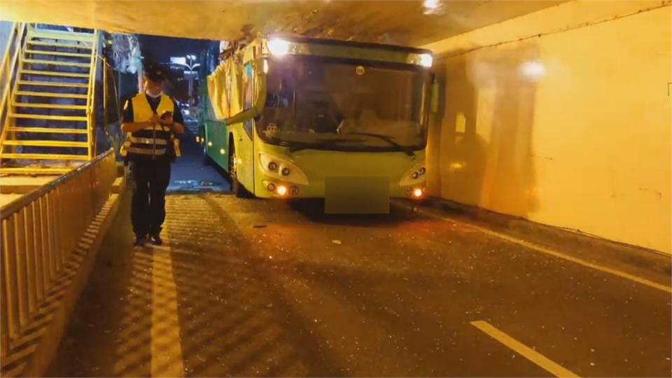 太離譜！ 統聯司機恍神誤闖機車地下道 車頭削半卡住！ 上方是台鐵軌道...