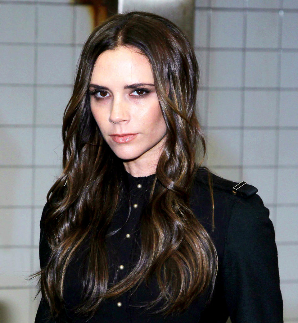 <p>No es Morticia Addams, sino Victoria Beckham en una imagen de 2012. ¡Sin comentarios! (Foto: Gtres). </p>