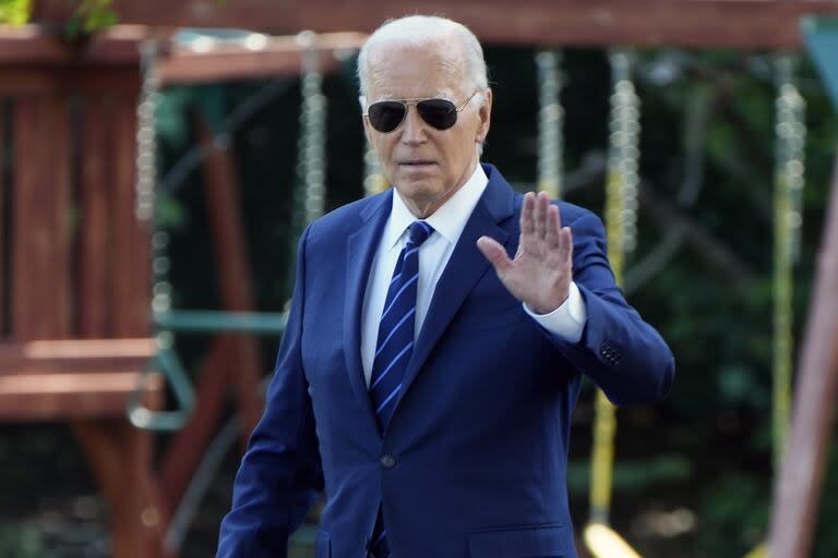 El presidente Joe Biden saluda a los medios de comunicación mientras se dirige a bordo del Marine One, el lunes 15 de julio de 2024, en el jardín sur de la Casa Blanca en Washington, de camino a la base aérea Andrews y a Las Vegas.