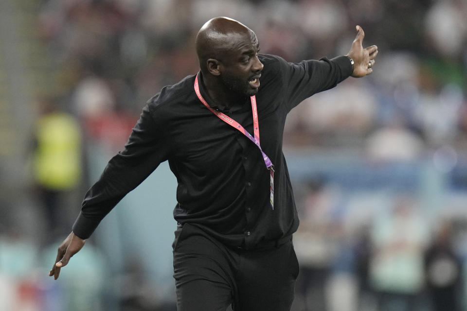 El seleccionador de Ghana, Otto Addo, gesticula durante un juego del Grupo H del Mundial contra Portugal, en el estadio 974, en Doha, Qatar, el 24 de noviembre de 2022. (AP Foto/Hassan Ammar)