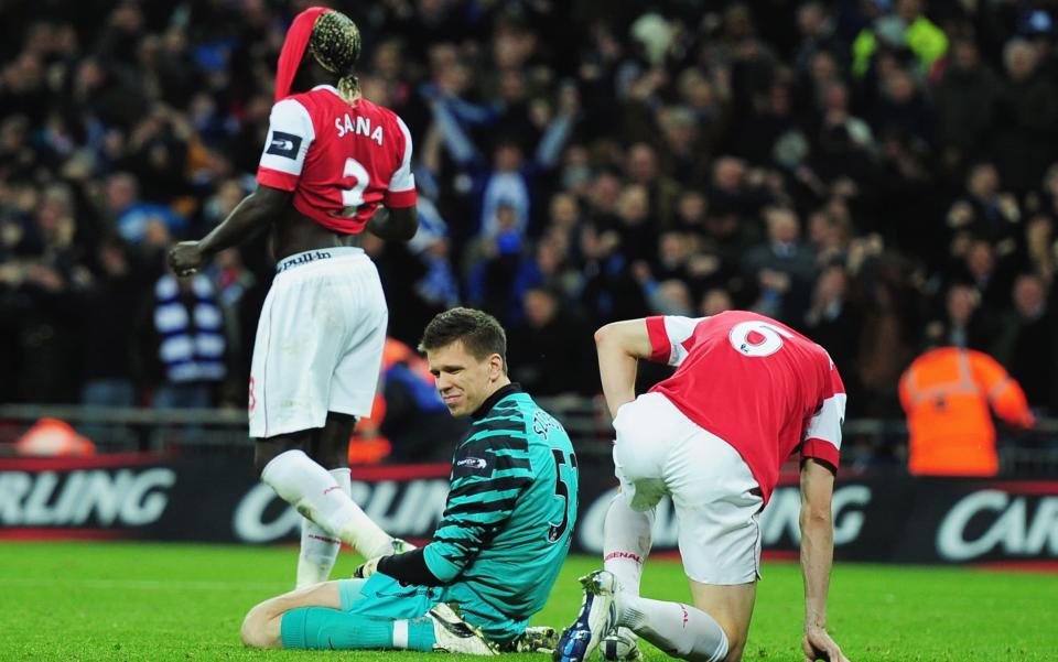 Goalkeeper Wojciech Szczesny of Arsenal looks dejected after a defensive mistake leading to the Birmingham City winning goal during the Carling Cup Final between Arsenal and Birmingham City at Wembley Stadium on February 27, 2011 in London, England - Shaun Botterill/Getty Images