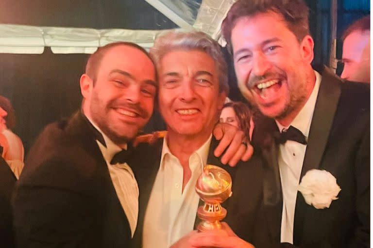 Peter Lanzani, Ricardo Darín y Santiago Mitre, protagonistas y director de Argentina, 1985, con el Globo de Oro en las manos (Foto: Captura Instagram/@lanzanipeter)