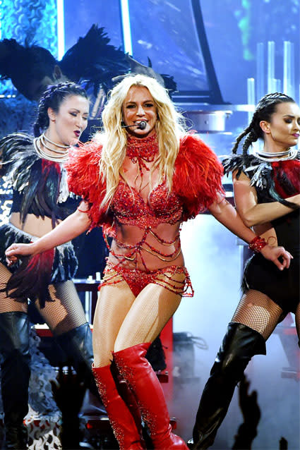 Britney Spears - Toxic (Live from the 2016 Billboard Music Awards) #le