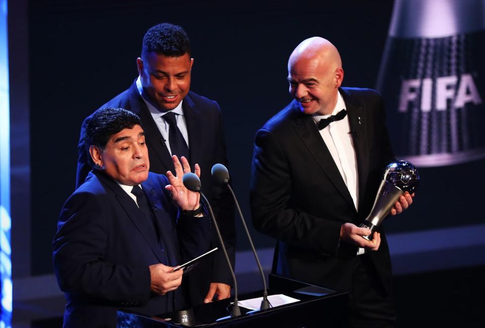 Diego Maradona, hier mit Ronaldo und Gianni Infantino bei der "FIFA Football Awards Show" 2017, wusste das Publikum regelmäßig mit seinem Sinn für Humor zu unterhalten. Ohnehin: Berüchtigt für seine wilden Partyexzesse war der argentinische Lebemann jahrelang. (Bild: 2017 Getty Images/Michael Steele)