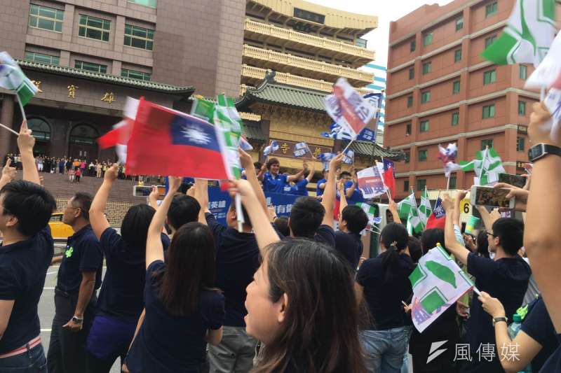 2017-08-31-831世大運體育英雄大遊行，忠孝東林森北路口民進黨隊伍05-世大運遊行。（顏振凱攝）