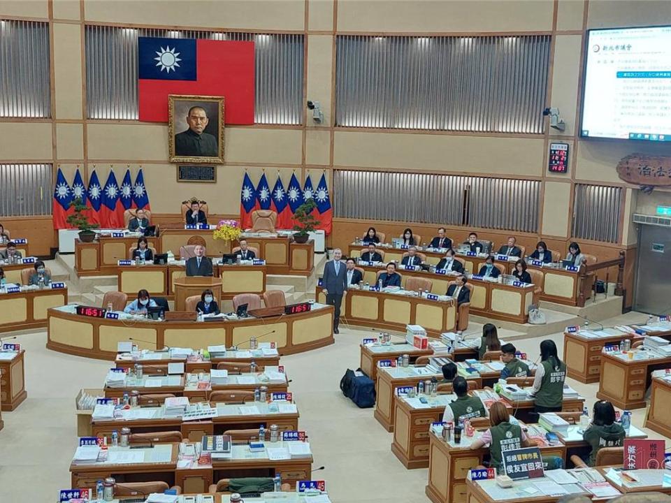 新北市議會民進黨團今天下午總質詢，民進黨團總召鄭宇恩再度要求官員上台備詢，但因新北市長侯友宜人形立牌被放在備詢台，以致官員不敢上台，批官員違反議事規則，藐視議會、目無法紀。（陳慰慈攝）