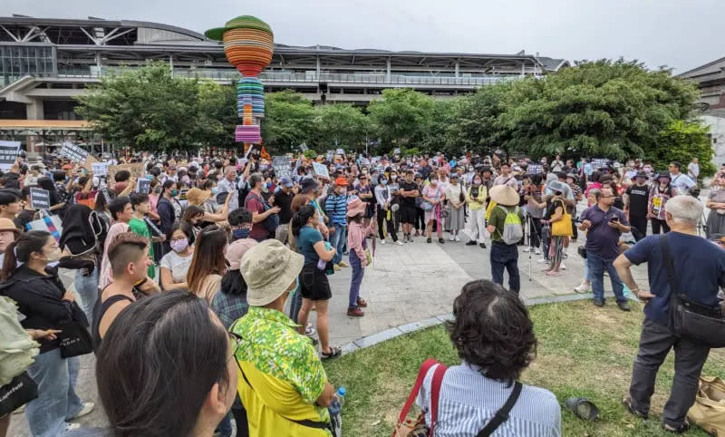 ▲「我藐視國會」台中場，下午兩點的民眾越聚越多。（圖／記者顏幸如攝，2024.05.24）