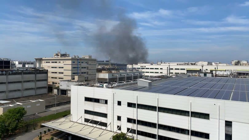 台南市善化區南科九路一處工廠今天上午發生火警，現場竄出大量濃煙。（圖／民眾提供）