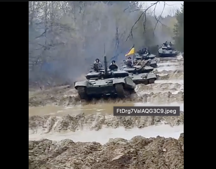 烏克蘭軍隊在滿是濕泥的粘土上行軍緩慢，易成俄無人機「新戰術」的打擊目標。   圖：翻攝自推特用戶「NOEL」