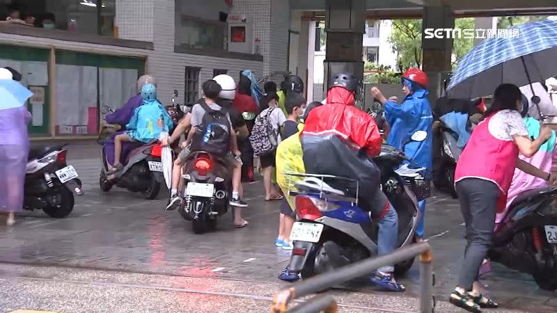 台灣的家長幾乎都是騎機車來載小孩上下學。（示意圖／資料照）