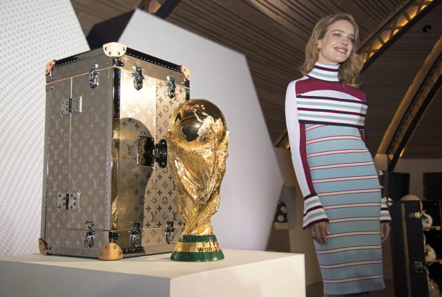 La mejor manera de guardar el trofeo del Mundial de Fútbol 2014 es bajo un  cofre de Louis Vuitton