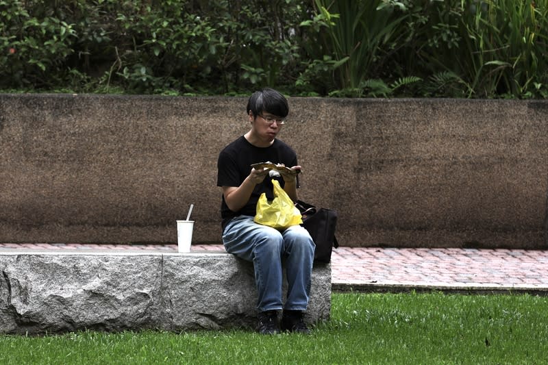 各地高溫悶熱（3） 端午節連假10日收假，中央氣象署表示，各地高溫約 攝氏30至34度，沒下雨時天氣悶熱，提醒外出多補充 水分。圖為台北市南港區民眾坐在公園吃粽子。 中央社記者翁睿坤攝  113年6月10日 